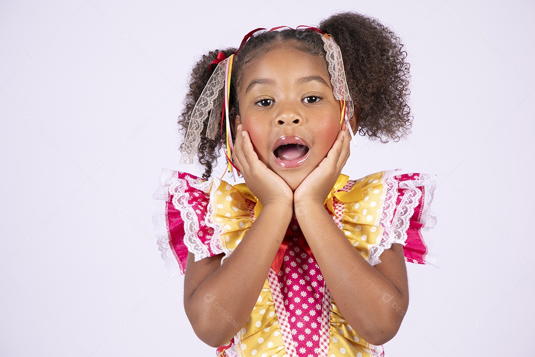 Linda quadrilheira mirim trajada fazendo pose de mãos no queixo