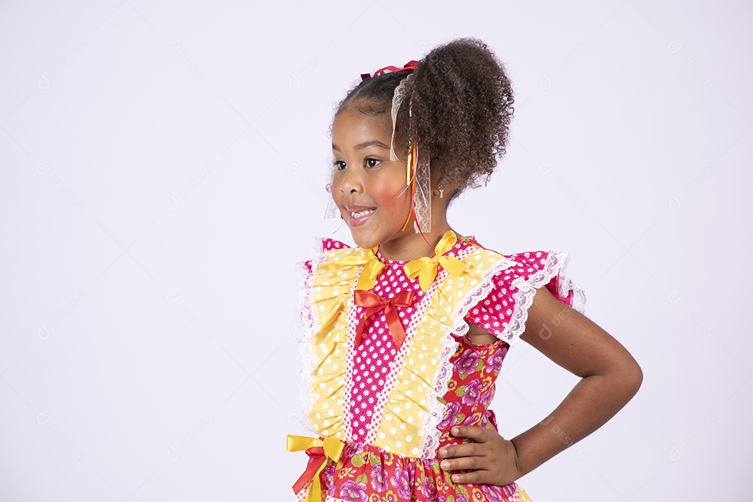 Linda quadrilheira mirim trajada fazendo pose sorrindo