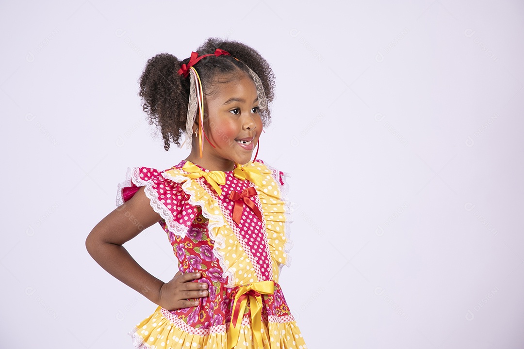 Linda quadrilheira mirim trajada fazendo pose sorrindo