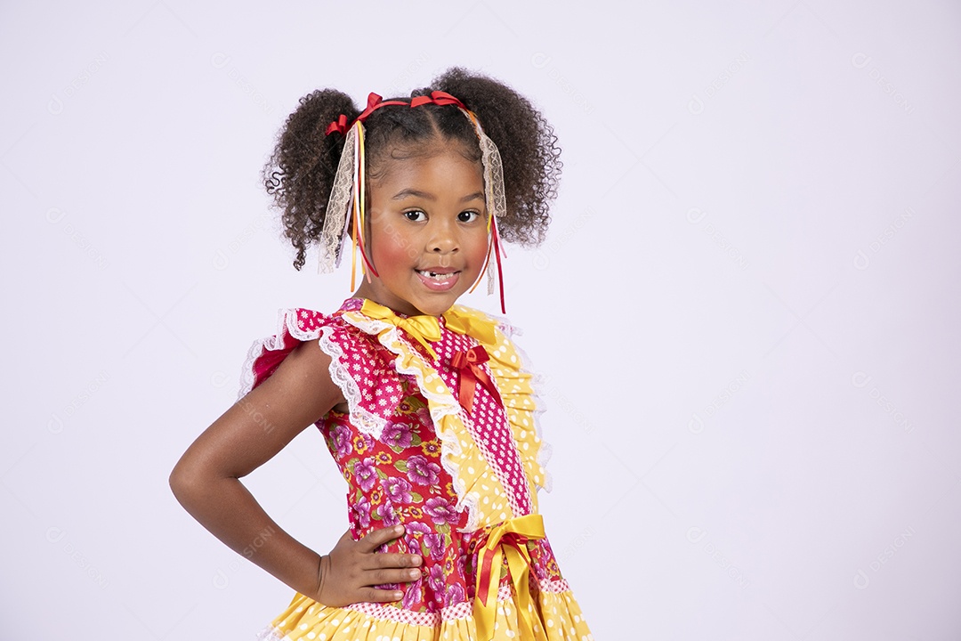 Linda quadrilheira mirim trajada fazendo pose e sorrindo