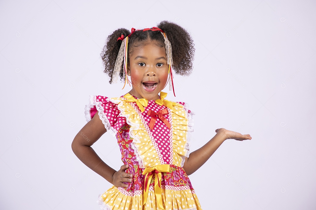 Linda quadrilheira mirim trajada fazendo pose