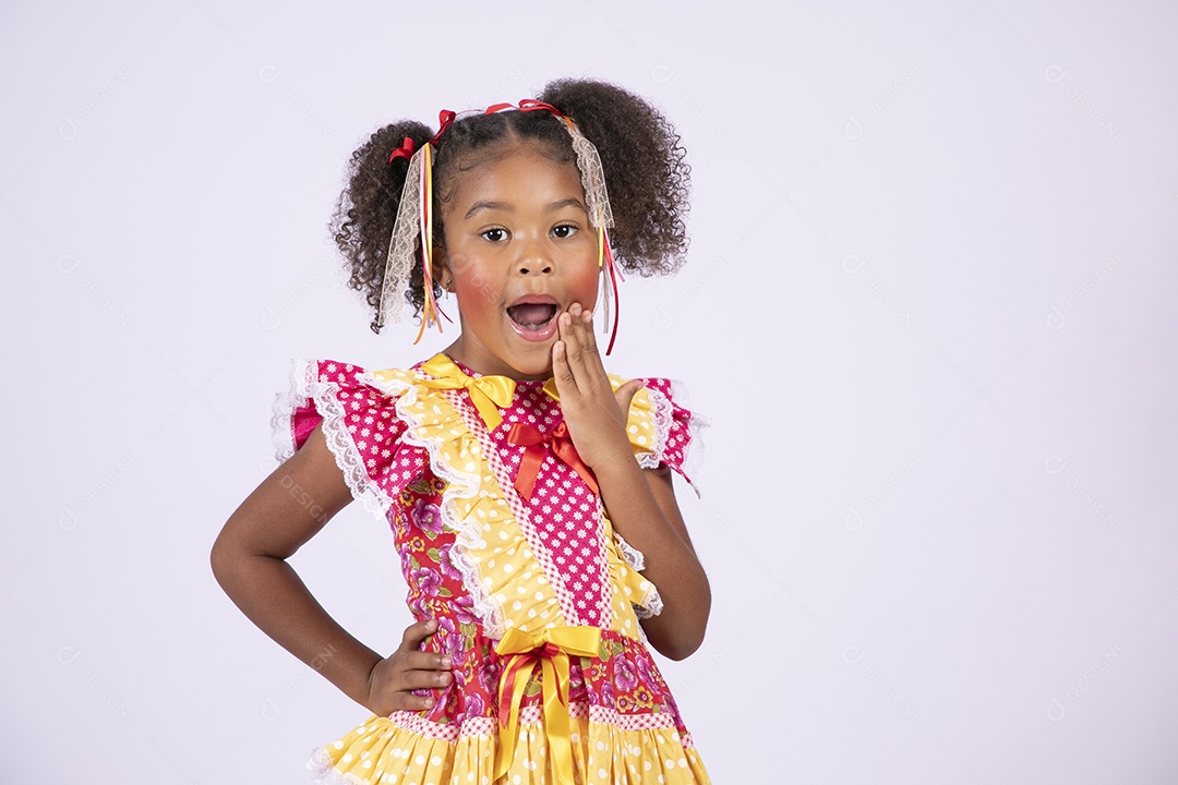 Linda quadrilheira mirim trajada fazendo pose de surpresa