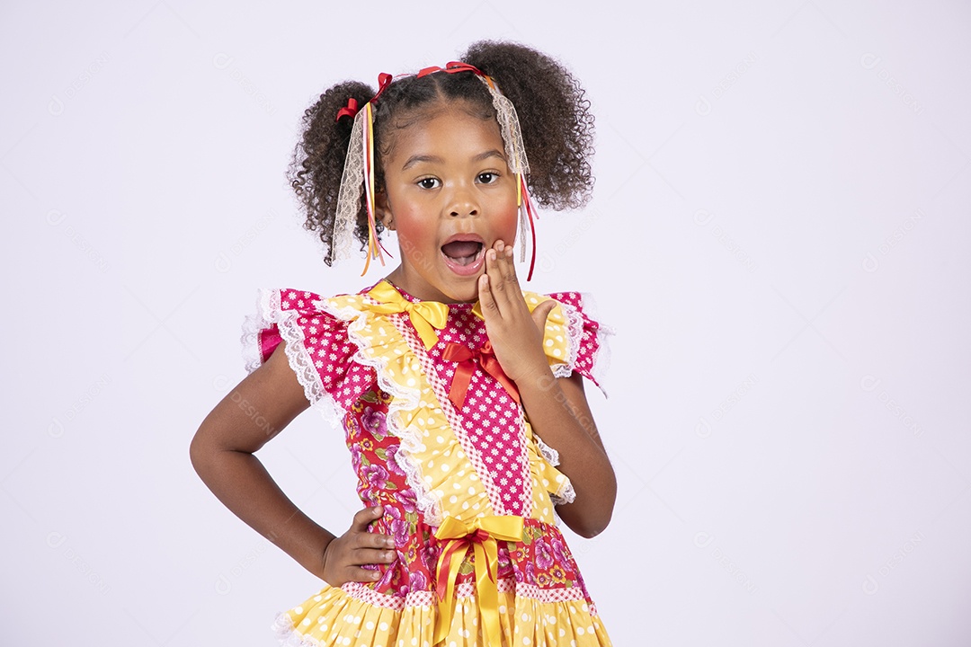 Linda quadrilheira mirim trajada fazendo pose de surpresa