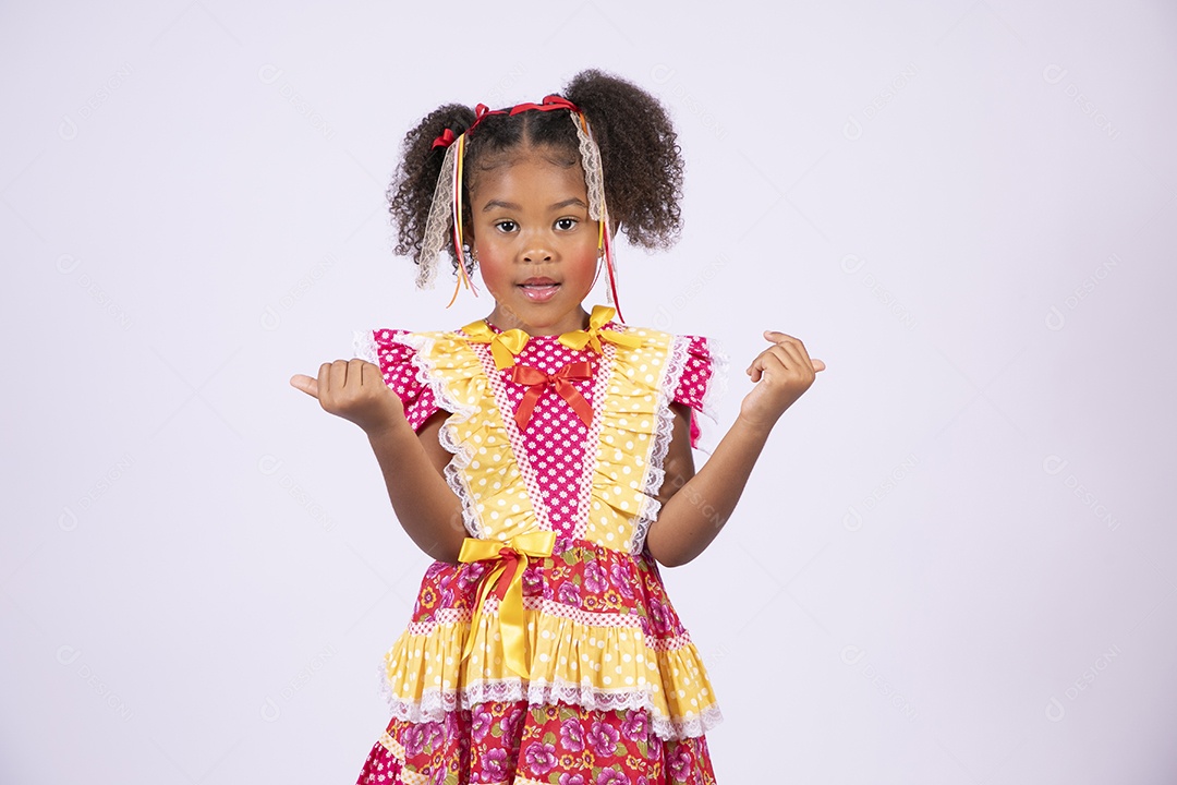 Linda quadrilheira mirim trajada fazendo pose chamando