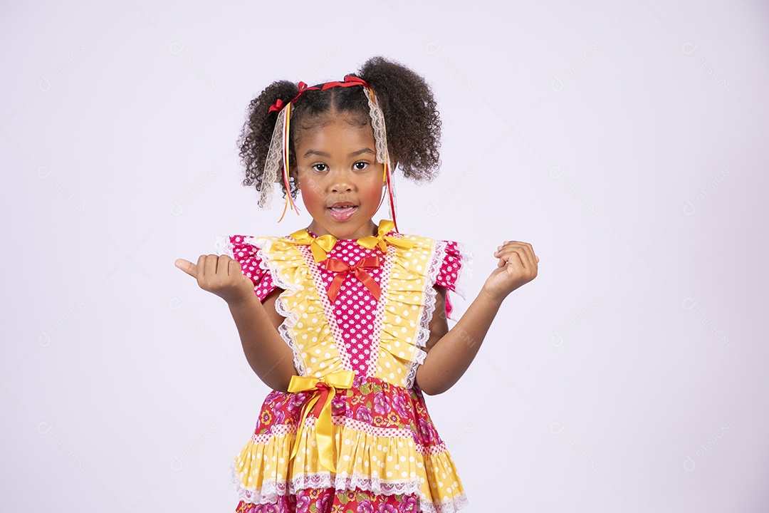 Linda quadrilheira mirim trajada fazendo pose chamando