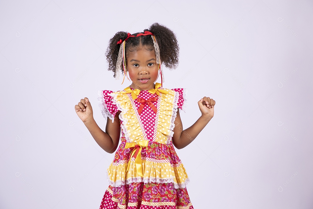 Linda quadrilheira mirim trajada fazendo pose sorrindo