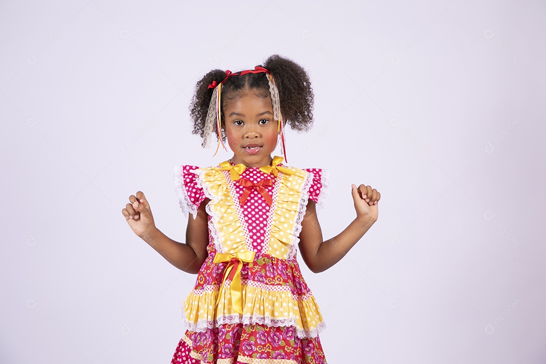 Linda quadrilheira mirim trajada fazendo pose