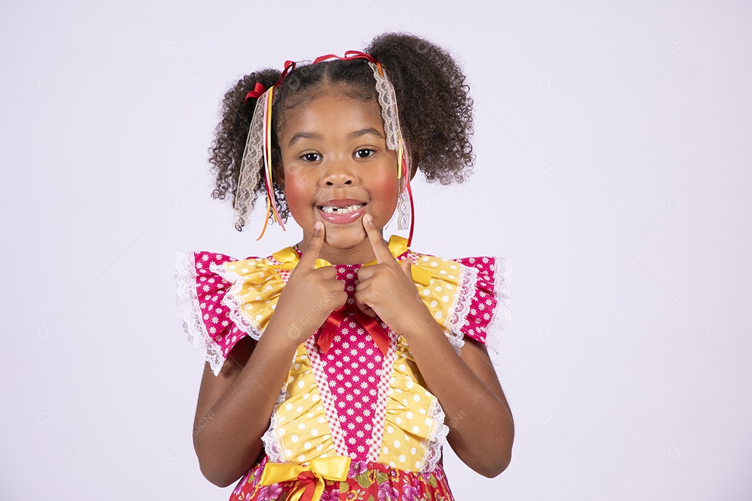 Linda quadrilheira mirim trajada fazendo pose sorrindo