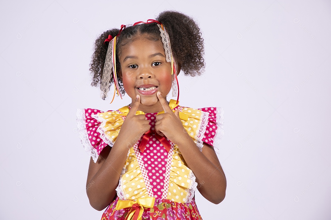 Linda quadrilheira mirim trajada fazendo pose sorrindo