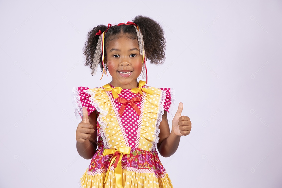 Linda quadrilheira mirim trajada fazendo pose com vestido