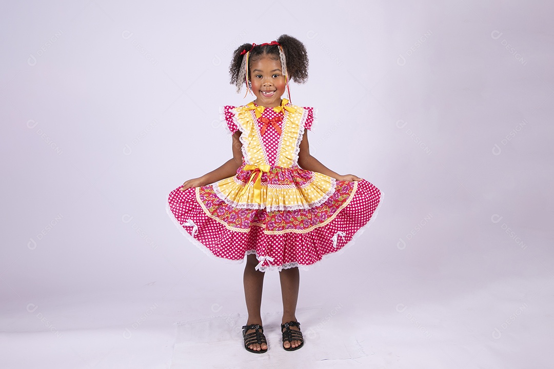 Linda quadrilheira mirim trajada fazendo pose com vestido