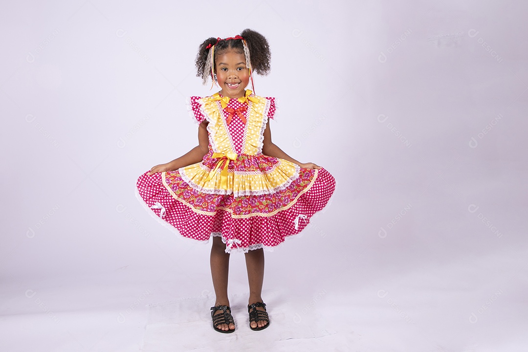 Linda quadrilheira mirim trajada fazendo pose com vestido