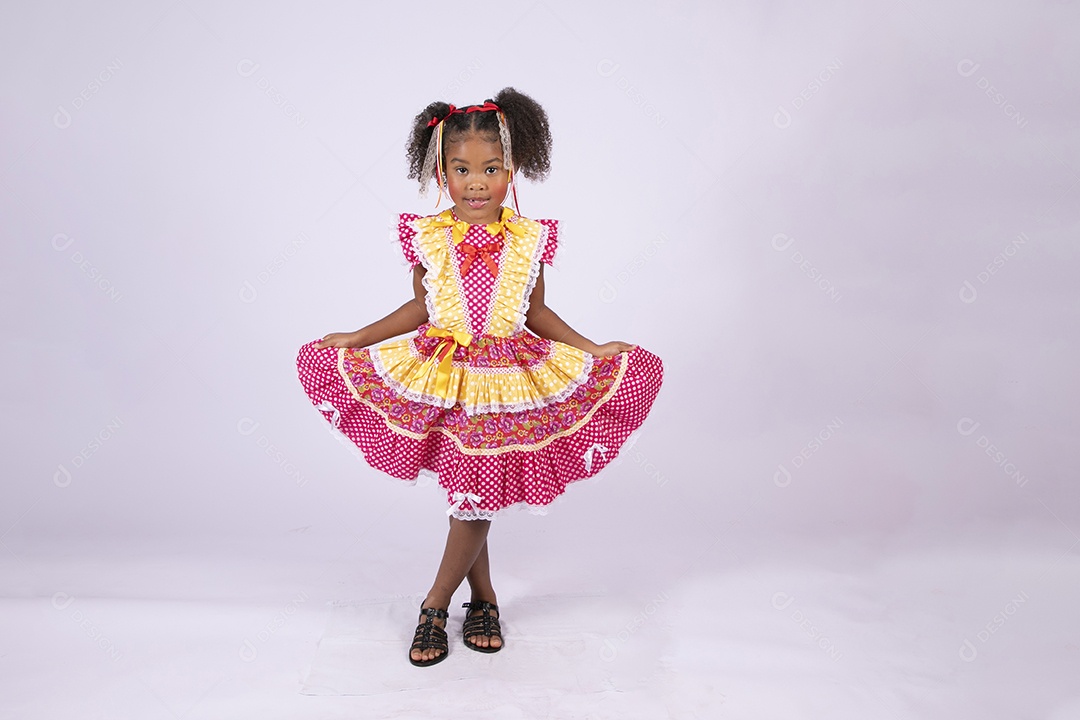 Linda quadrilheira mirim trajada fazendo pose com vestido