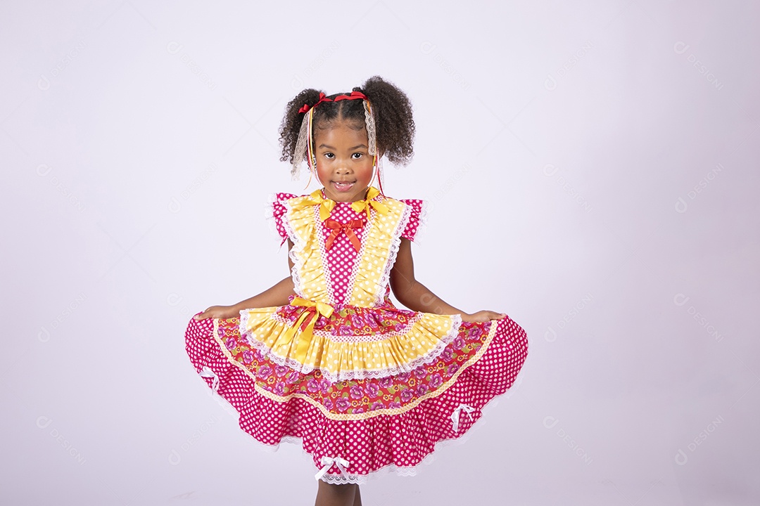 Linda quadrilheira mirim trajada fazendo pose com vestido