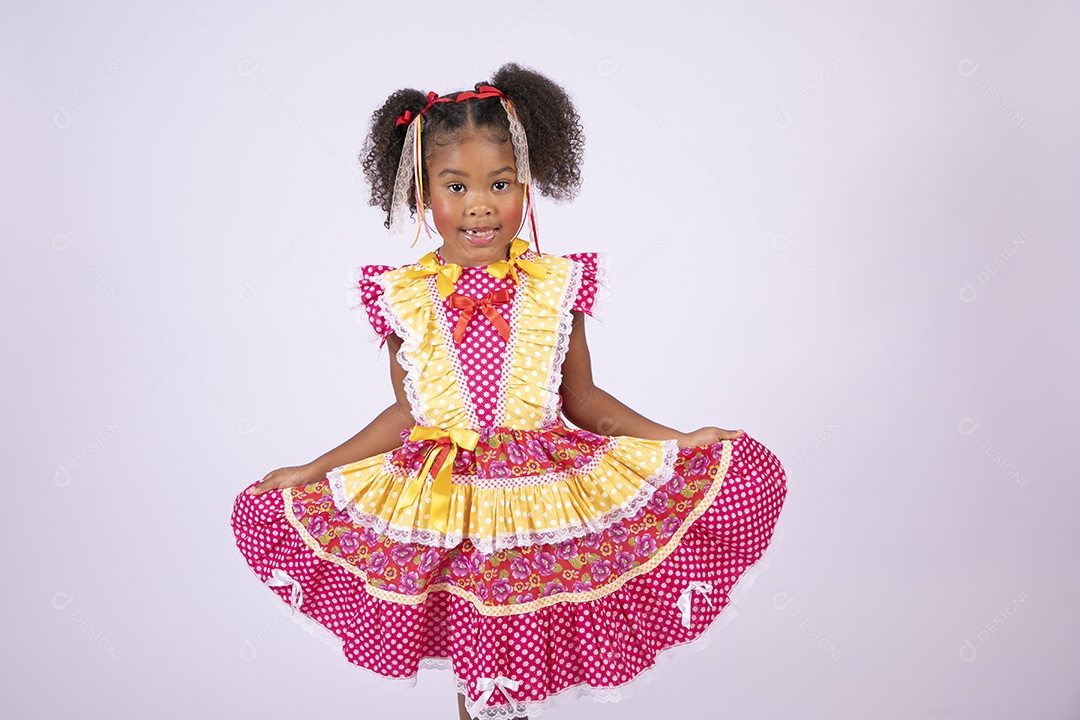 Linda quadrilheira mirim trajada fazendo pose com vestido