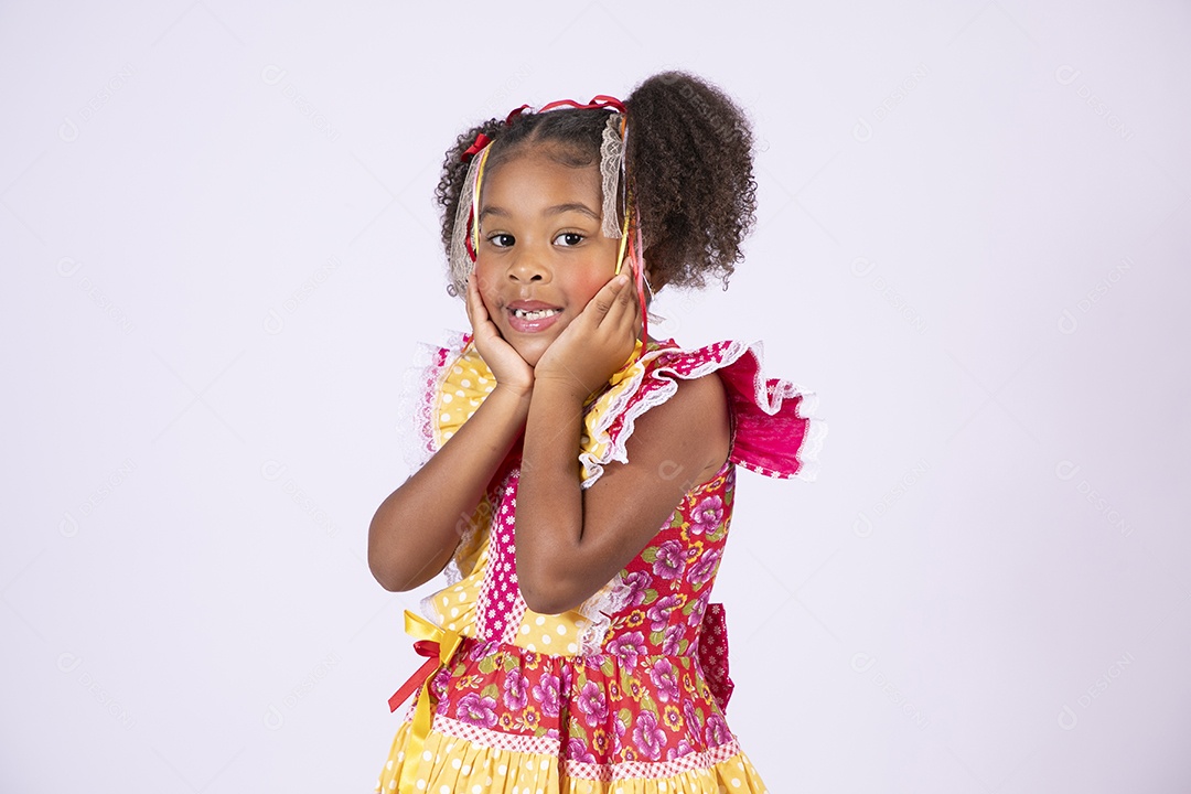 Linda quadrilheira mirim trajada fazendo pose