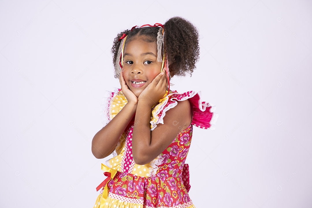 Linda quadrilheira mirim trajada fazendo pose