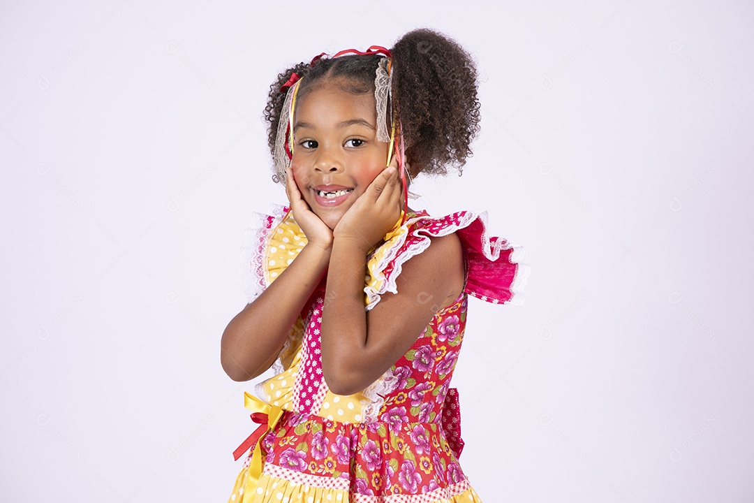 Linda quadrilheira mirim trajada fazendo pose