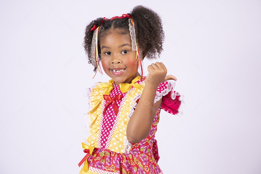 Linda quadrilheira mirim trajada e apontando para trás