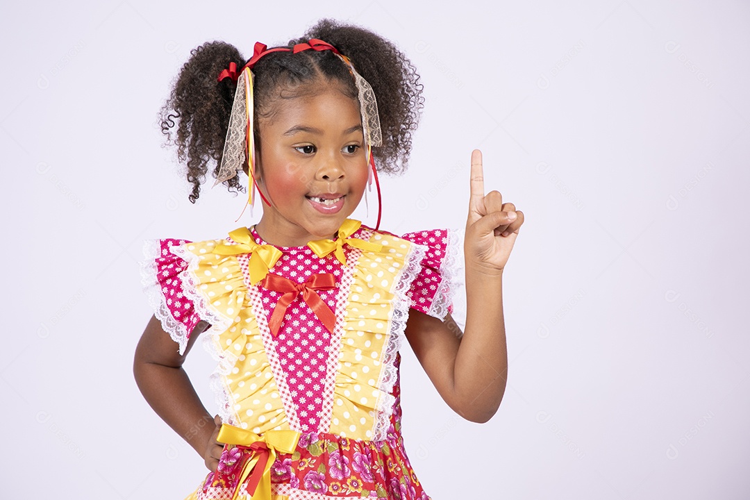 Linda quadrilheira mirim trajada e apontando para cima