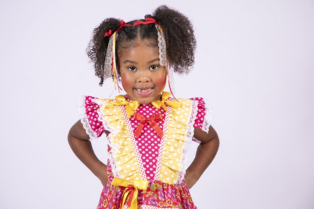 Quadrilheira mirim trajada com mão na cintura