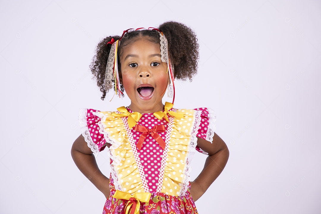 Quadrilheira mirim trajada e surpresa com algo