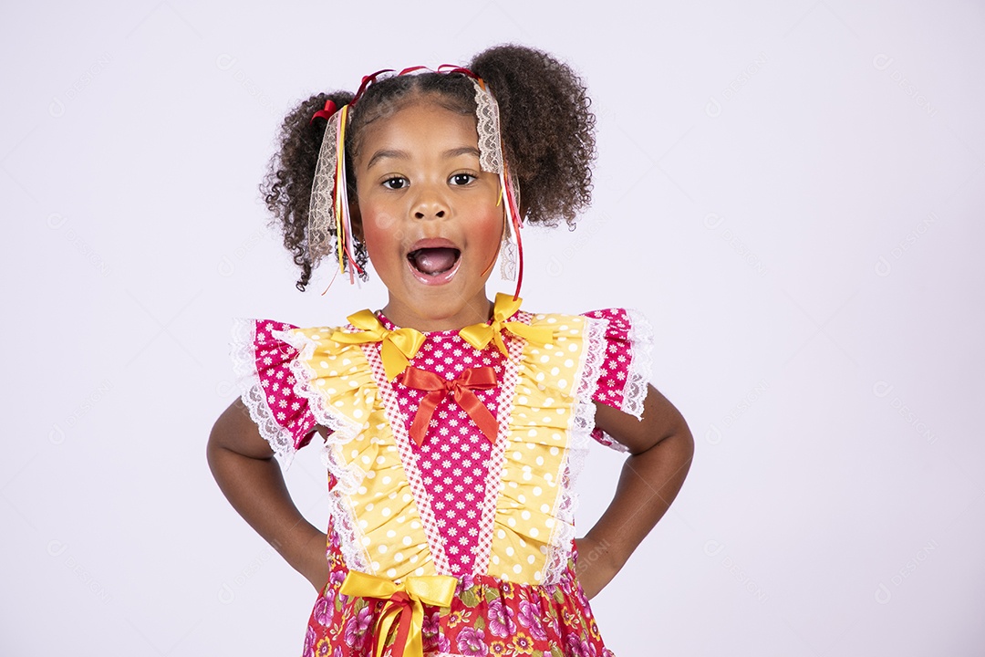 Quadrilheira mirim trajada e com mãos na cintura