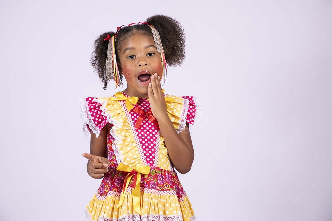 Quadrilheira mirim trajada e surpresa com algo