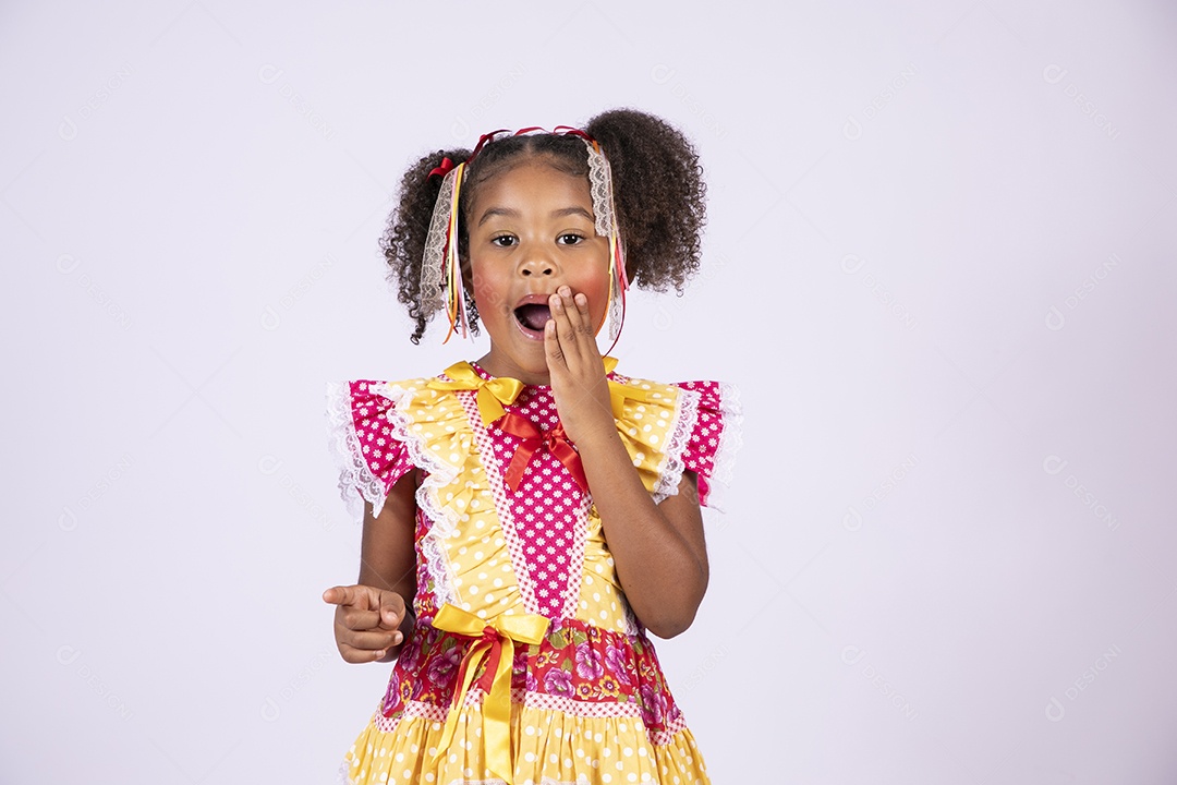 Quadrilheira mirim trajada e surpresa com algo