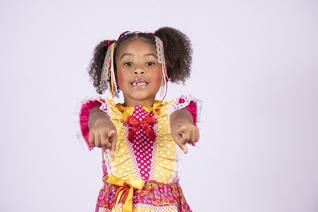 Quadrilheira mirim apontando para frente e sorrindo