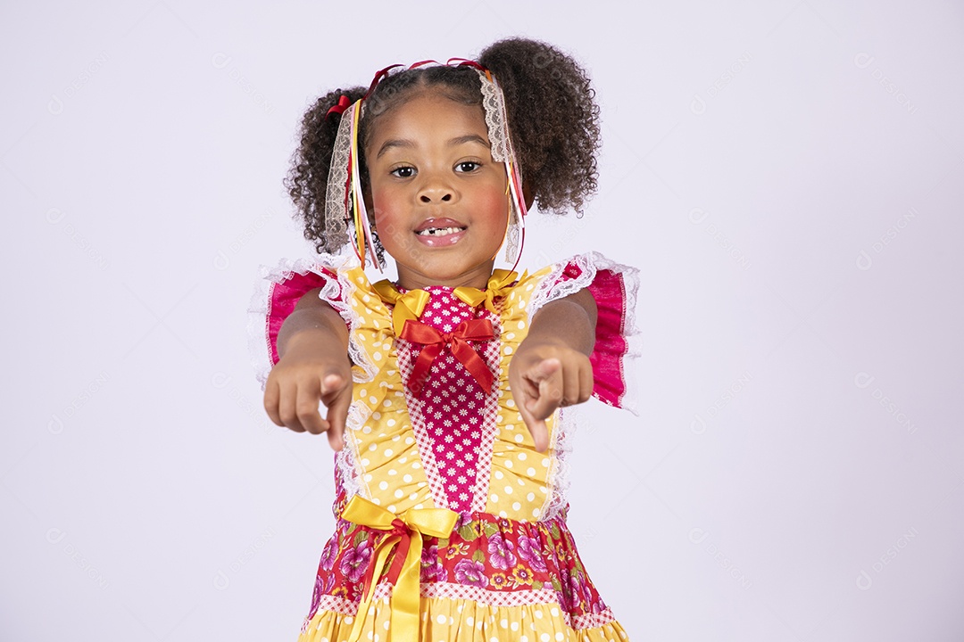 Quadrilheira mirim apontando para frente