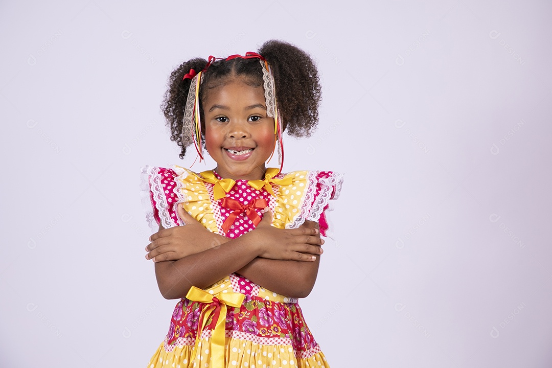 Quadrilheira mirim sorrindo de braços cruzados