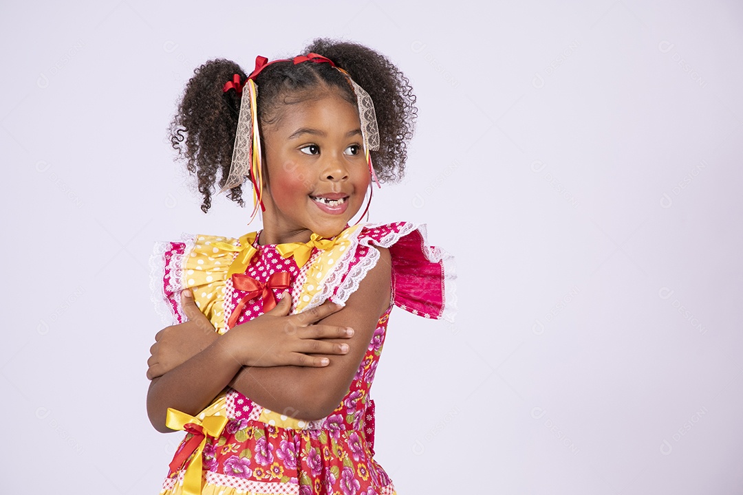 Quadrilheira mirim sorrindo de braços cruzados