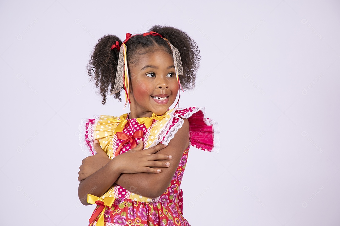 Quadrilheira mirim sorrindo de braços cruzados