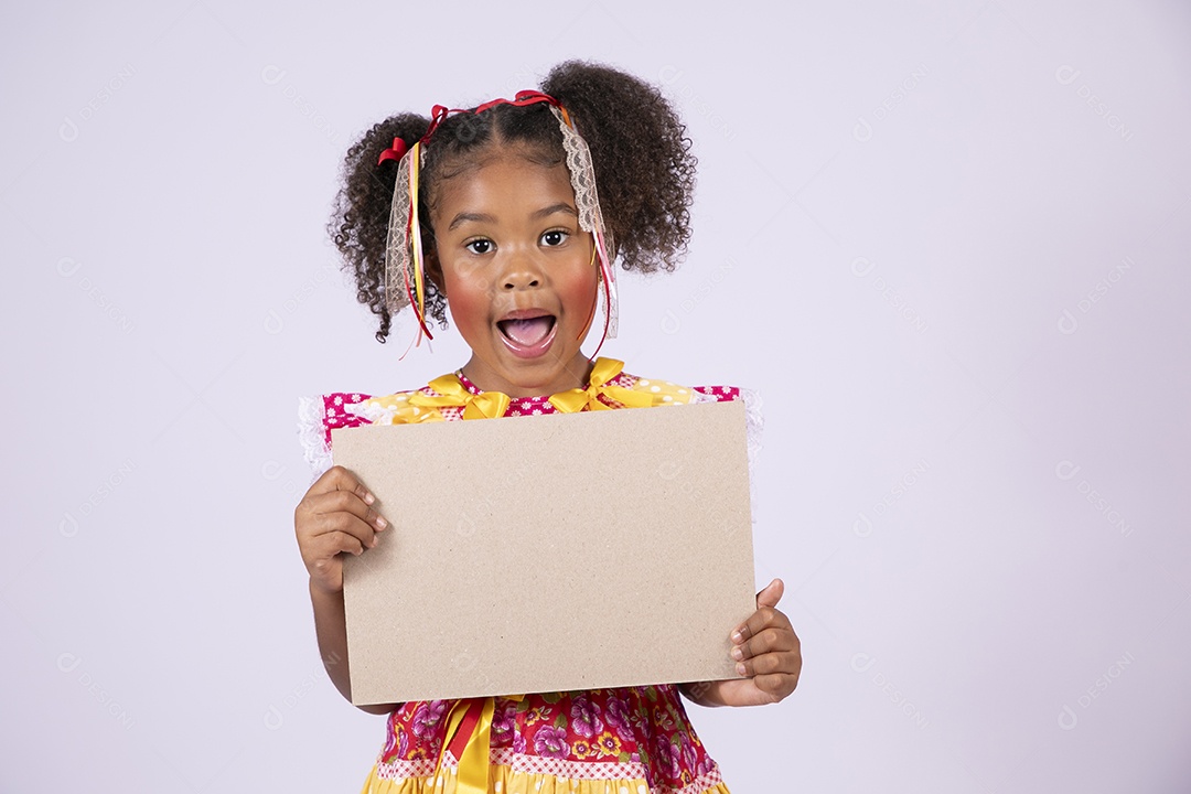 Quadrilheira mirim com plaquinha na mão gritando