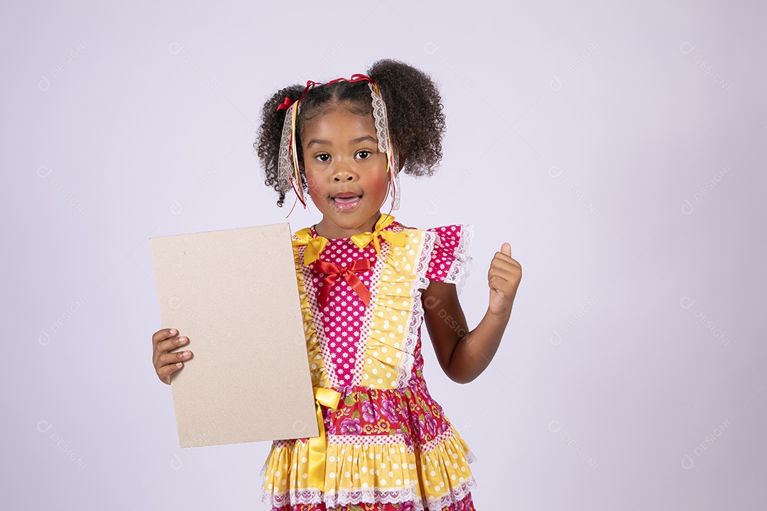 Quadrilheira mirim com plaquinha na mão gritando