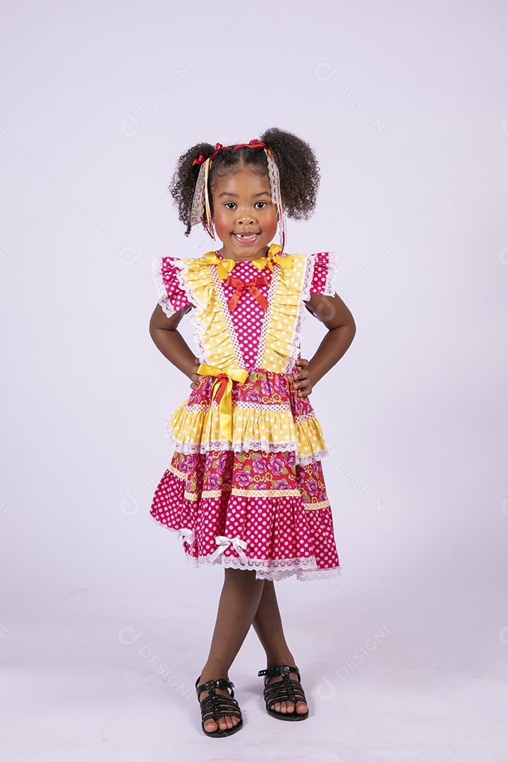 Linda garotinha morena trajada para quadrilha junina sorrindo