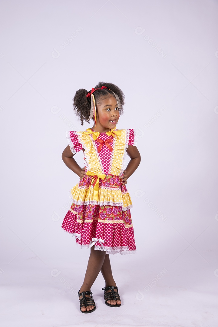 Linda garotinha morena trajada para quadrilha junina sorrindo