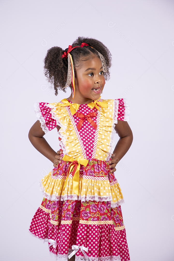 Linda garotinha morena trajada para quadrilha junina sorrindo