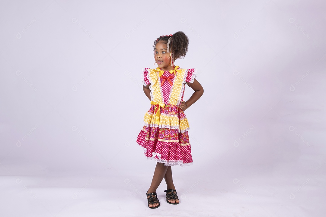 Linda garotinha morena trajada para quadrilha junina sorrindo