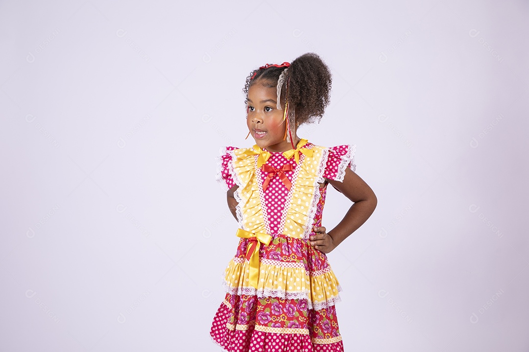 Linda garotinha morena trajada para quadrilha junina sorrindo