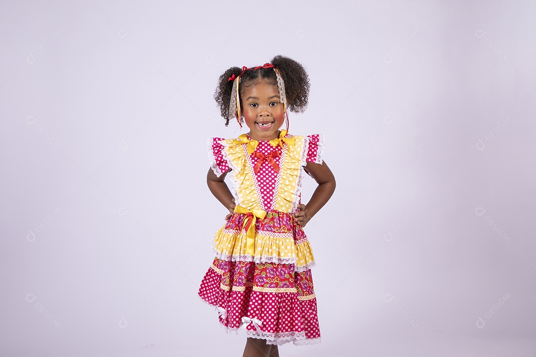 Linda garotinha morena trajada para quadrilha junina sorrindo