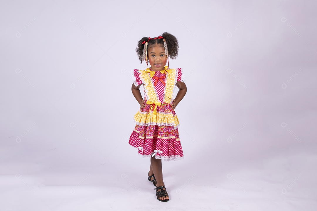 Moreninha linda a caráter para festa junina sorrindo com mão na cintura