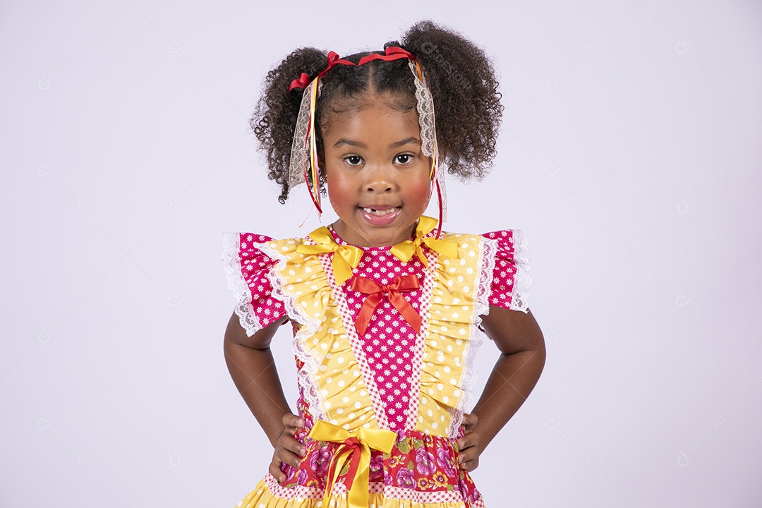 Moreninha linda a caráter para festa junina sorrindo