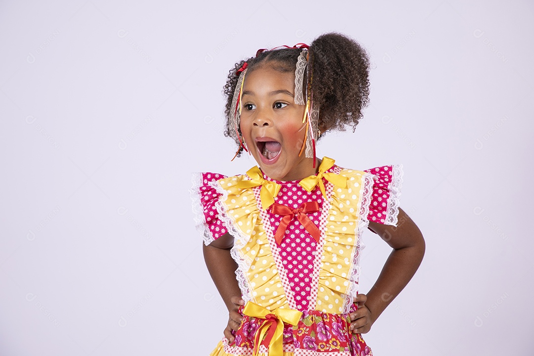 Moreninha linda a caráter para festa junina surpresa com algo