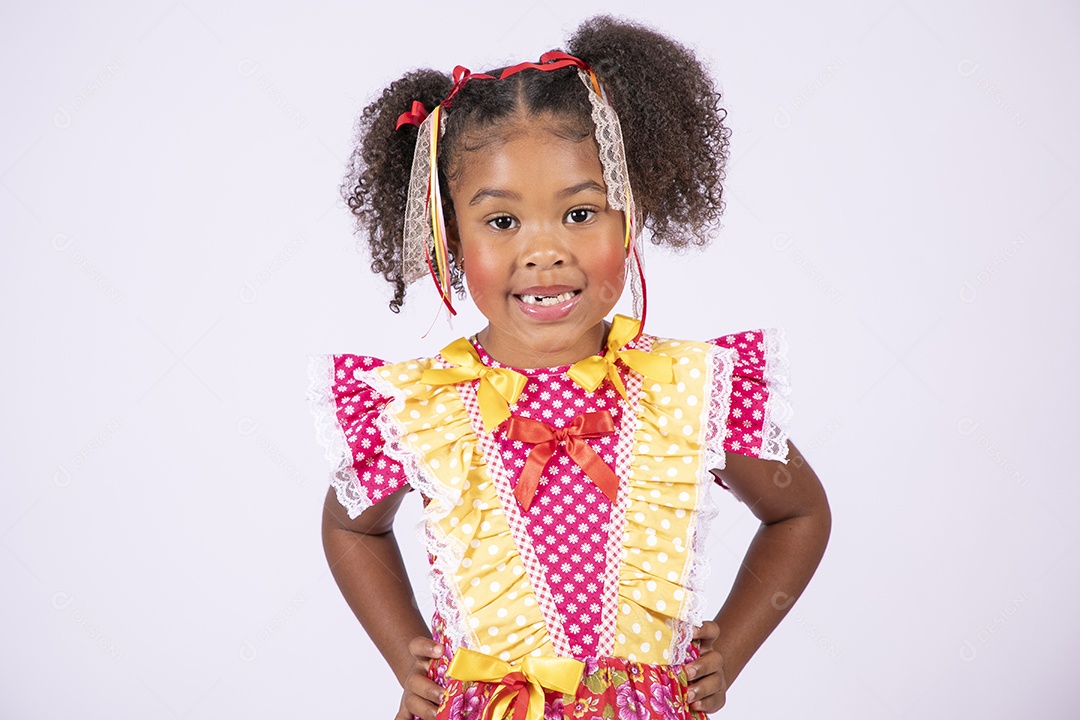 Moreninha linda a caráter para festa junina sorrindo