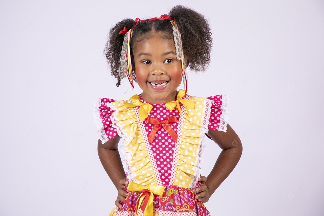 Moreninha linda a caráter para festa junina sorrindo