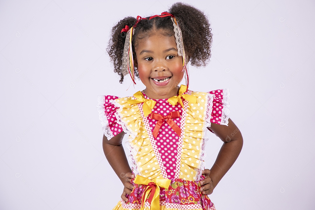 Moreninha linda a caráter para festa junina sorrindo