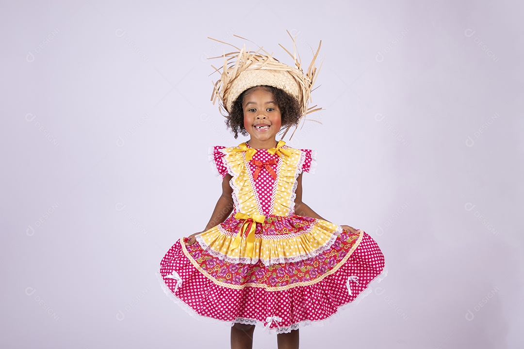 Linda moreninha trajada para festa junina com sorriso no rosto