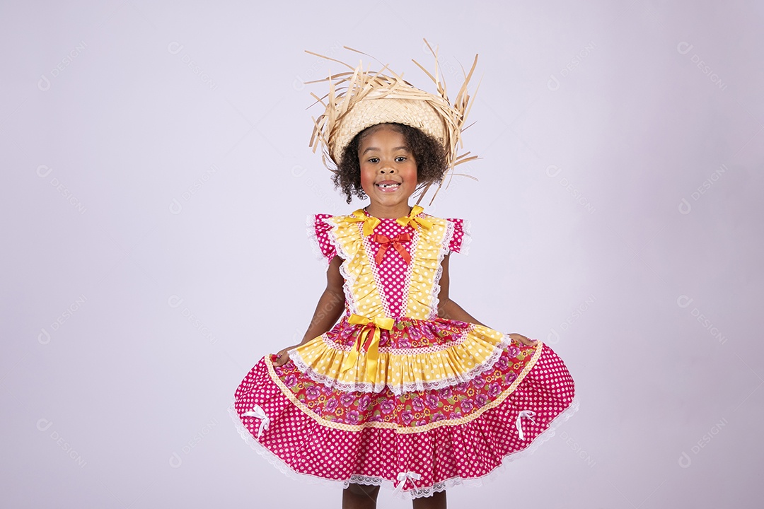 Linda moreninha trajada para festa junina com sorriso no rosto